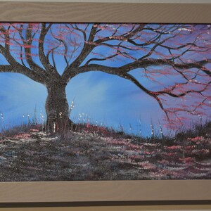K&ouml;nnte beinhalten: Ein Gem&auml;lde, das einen einzelnen Baum mit einem dunklen Stamm und &Auml;sten vor einem blauen Himmel zeigt. Der Baum befindet sich in der Mitte des Gem&auml;ldes und ist von einem Feld mit Gras und Blumen umgeben. Der Himmel ist hellblau mit einem Hauch von Rosa und Lila.