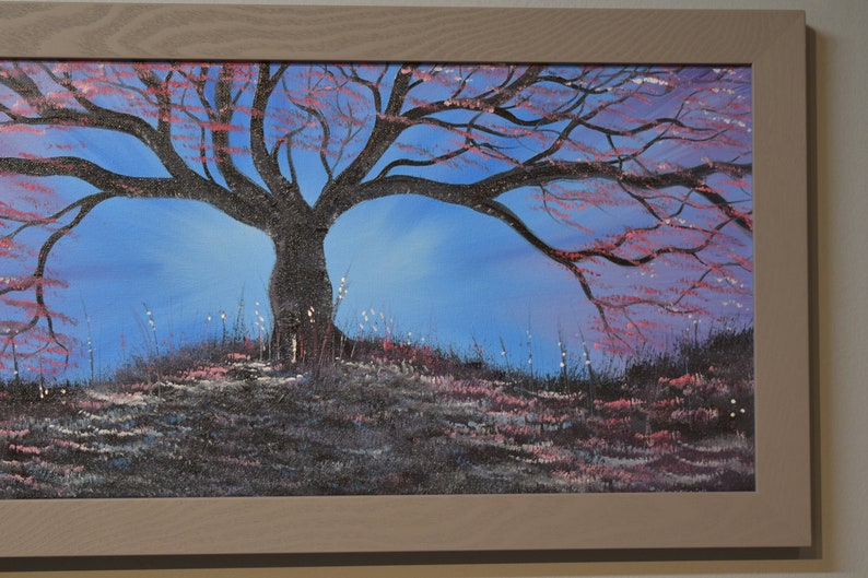 K&ouml;nnte beinhalten: Ein Gem&auml;lde, das einen einzelnen Baum mit einem dunklen Stamm und &Auml;sten vor einem blauen Himmel zeigt. Der Baum befindet sich in der Mitte des Gem&auml;ldes und ist von einem Feld mit Gras und Blumen umgeben. Der Himmel ist hellblau mit einem Hauch von Rosa und Lila.