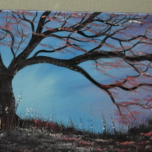 K&ouml;nnte beinhalten: Ein Gem&auml;lde eines einsamen Baumes mit schwarzen &Auml;sten und einem dunklen Stamm vor einem blauen Himmel. Der Baum ist vor dem Himmel silhouettiert, mit ein paar rosa Bl&uuml;ten, die in den &Auml;sten sichtbar sind. Der Boden ist mit einer Schicht Gras und kleinen wei&szlig;en Blumen bedeckt.