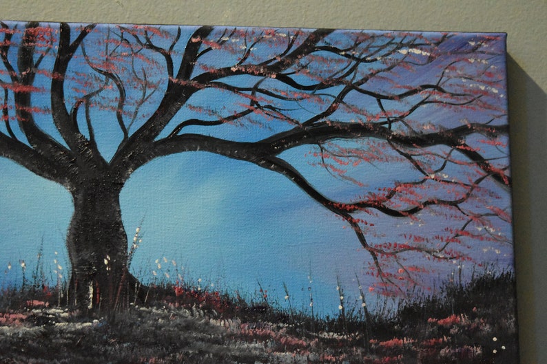 K&ouml;nnte beinhalten: Ein Gem&auml;lde eines einsamen Baumes mit schwarzen &Auml;sten und einem dunklen Stamm vor einem blauen Himmel. Der Baum ist vor dem Himmel silhouettiert, mit ein paar rosa Bl&uuml;ten, die in den &Auml;sten sichtbar sind. Der Boden ist mit einer Schicht Gras und kleinen wei&szlig;en Blumen bedeckt.