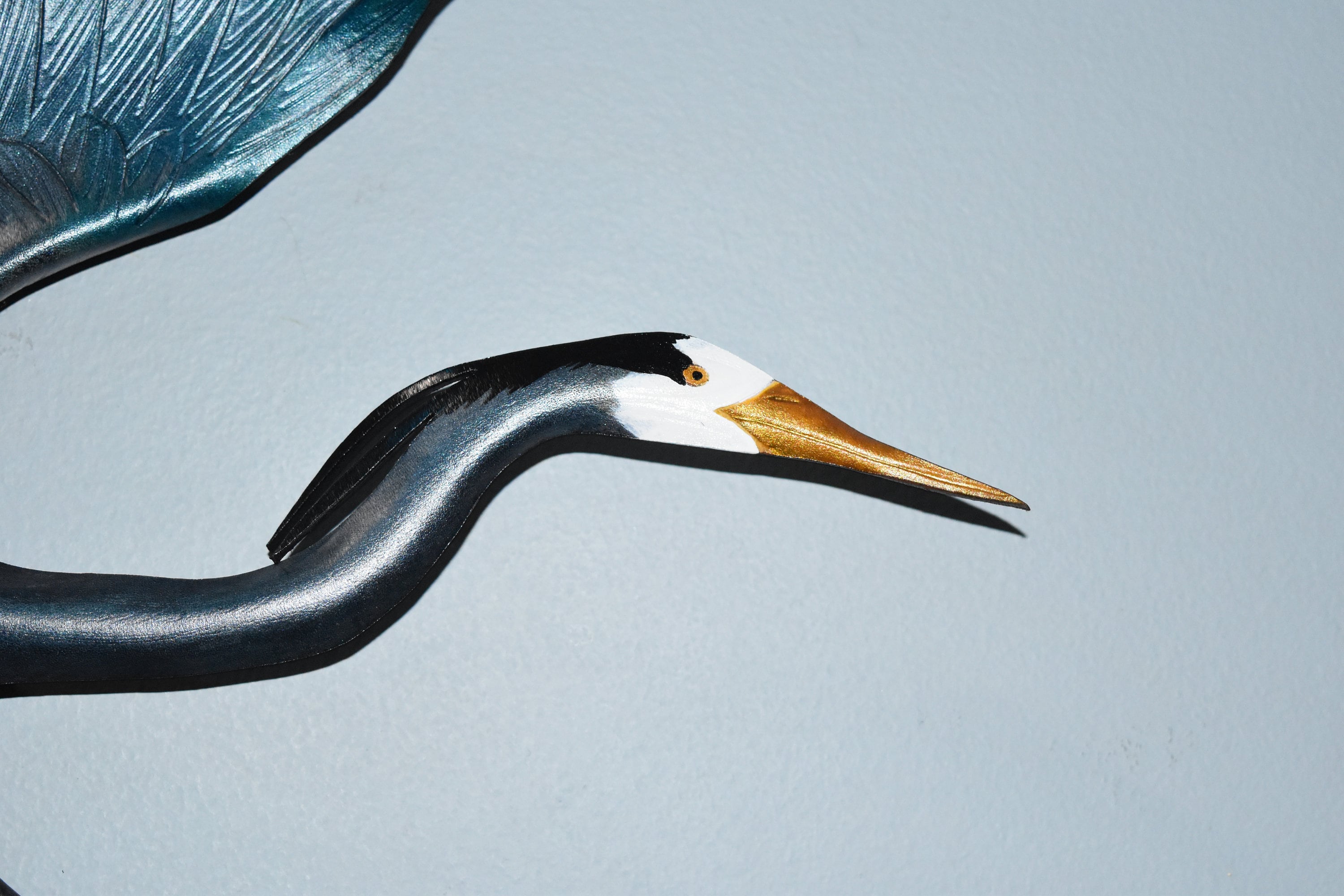 革製の鳥、青いサギの壁掛け絵画 - 翼幅11インチ、長さ18インチ - 発売