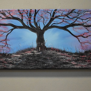 K&ouml;nnte beinhalten: Ein Gem&auml;lde, das einen gro&szlig;en, dunklen Baum mit &Auml;sten zeigt, die sich gegen einen blauen Himmel erstrecken. Der Baum ist vor dem Himmel silhouettiert, und die &Auml;ste sind mit kleinen, rosafarbenen Bl&uuml;ten bedeckt. Der Boden ist mit einer Schicht dunkelgr&uuml;nen Grases bedeckt.