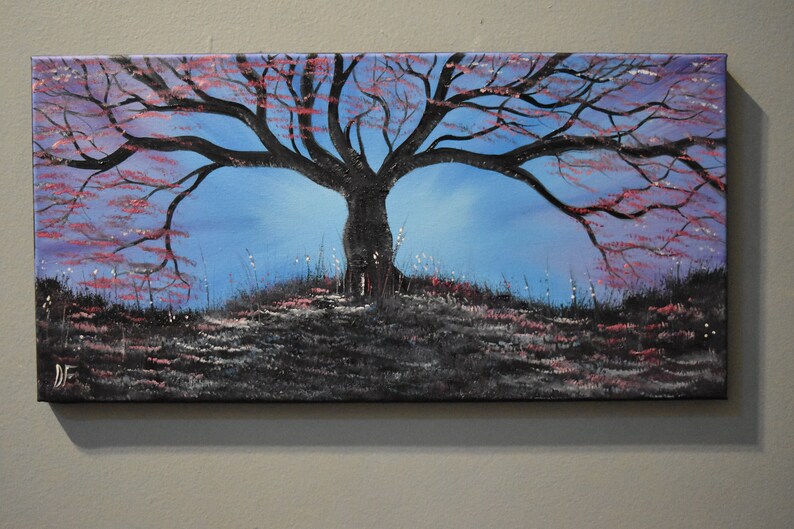 K&ouml;nnte beinhalten: Ein Gem&auml;lde, das einen gro&szlig;en, dunklen Baum mit &Auml;sten zeigt, die sich gegen einen blauen Himmel erstrecken. Der Baum ist vor dem Himmel silhouettiert, und die &Auml;ste sind mit kleinen, rosafarbenen Bl&uuml;ten bedeckt. Der Boden ist mit einer Schicht dunkelgr&uuml;nen Grases bedeckt.