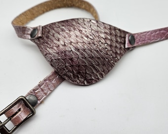 Parche de ojo de cuero con escamas de dragón con hebilla ajustable para unisex: funcionará para uso permanente sin tocar el ojo.
