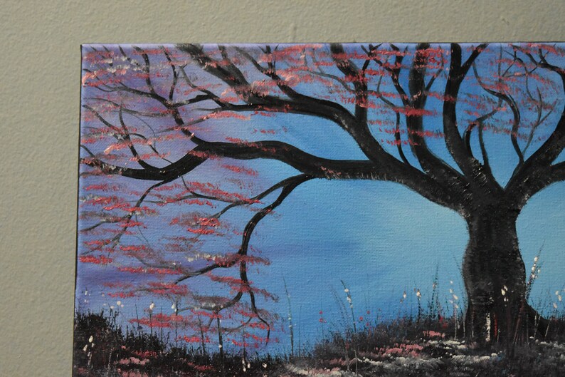K&ouml;nnte beinhalten: Ein Gem&auml;lde eines gro&szlig;en, schwarzen Baumes mit &Auml;sten, die sich gegen einen blauen Himmel ausstrecken. Der Baum hat ein paar rosa Bl&uuml;ten an seinen &Auml;sten. Der Hintergrund ist hellblau mit einem Hauch von Lila und Wei&szlig;.