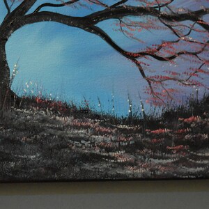 K&ouml;nnte beinhalten: Ein Gem&auml;lde, das einen dunklen Baum mit roten &Auml;sten vor einem blauen Himmel zeigt. Der Baum befindet sich im Vordergrund und der Himmel im Hintergrund. Der Boden ist mit dunkelgr&uuml;nem Gras bedeckt.