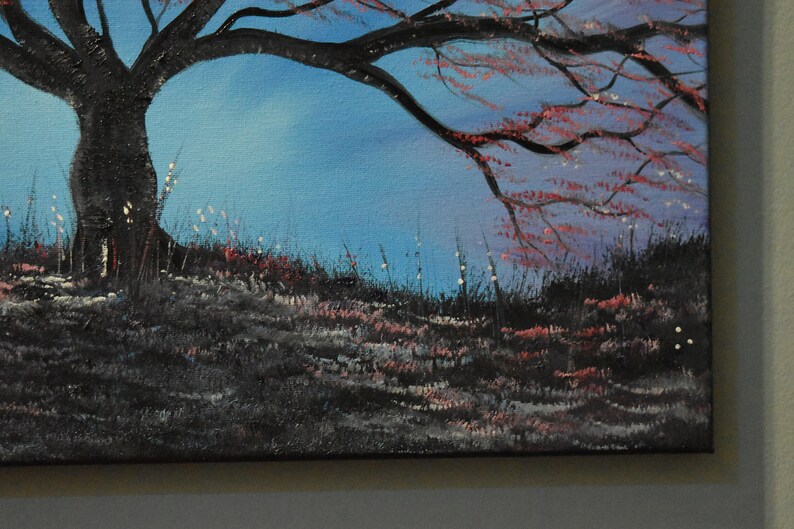 K&ouml;nnte beinhalten: Ein Gem&auml;lde, das einen dunklen Baum mit roten &Auml;sten vor einem blauen Himmel zeigt. Der Baum befindet sich im Vordergrund und der Himmel im Hintergrund. Der Boden ist mit dunkelgr&uuml;nem Gras bedeckt.
