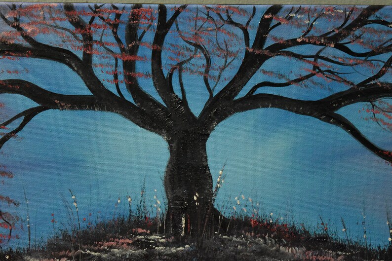 K&ouml;nnte beinhalten: Ein Gem&auml;lde eines schwarzen Baumes mit einem dicken Stamm und vielen &Auml;sten vor einem blauen Himmel. Der Baum ist vor dem Himmel silhouettiert, und im Vordergrund befinden sich einige kleine wei&szlig;e Blumen.