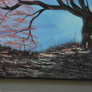 K&ouml;nnte beinhalten: Ein Gem&auml;lde eines dunklen Baumes mit einem dicken Stamm und &Auml;sten vor einem blauen Himmel. Der Baum steht auf einer Wiese mit rosa und wei&szlig;en Blumen. Das Gem&auml;lde ist unten links mit "DF" signiert.