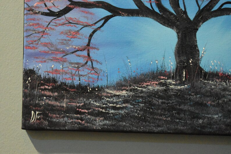 K&ouml;nnte beinhalten: Ein Gem&auml;lde eines dunklen Baumes mit einem dicken Stamm und &Auml;sten vor einem blauen Himmel. Der Baum steht auf einer Wiese mit rosa und wei&szlig;en Blumen. Das Gem&auml;lde ist unten links mit "DF" signiert.