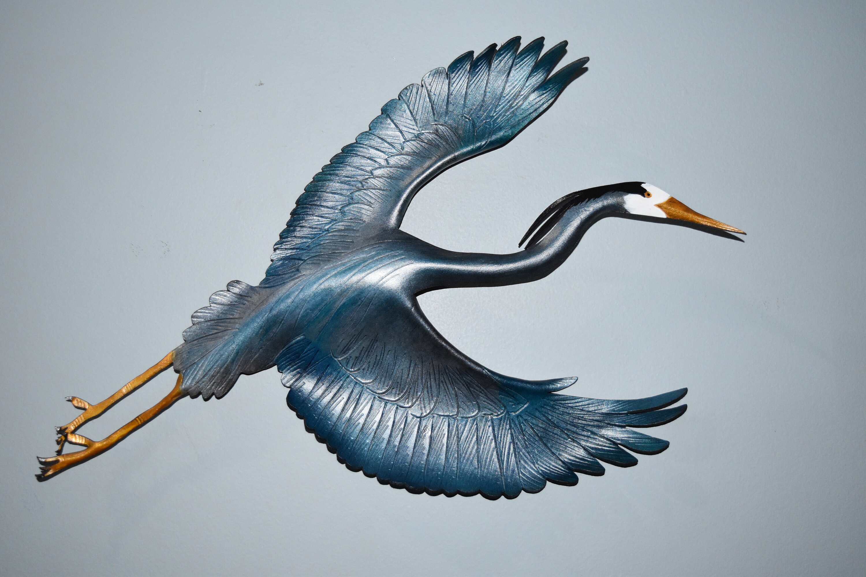 革製の鳥、青いサギの壁掛け絵画 - 翼幅11インチ、長さ18インチ - 発売