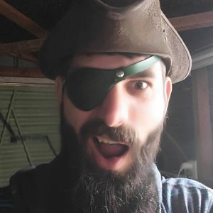 Puede incluir: Un hombre con barba y un parche en el ojo lleva un sombrero de pirata de cuero marr&oacute;n. Est&aacute; mirando a la c&aacute;mara con una expresi&oacute;n de sorpresa.