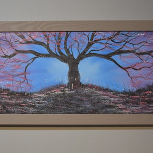 K&ouml;nnte beinhalten: Ein Gem&auml;lde eines gro&szlig;en, silhouettenartigen Baumes mit rosa Bl&uuml;ten vor einem blauen Himmel. Der Baum steht auf einem H&uuml;gel mit einer Wiese mit Gras und Blumen im Vordergrund.