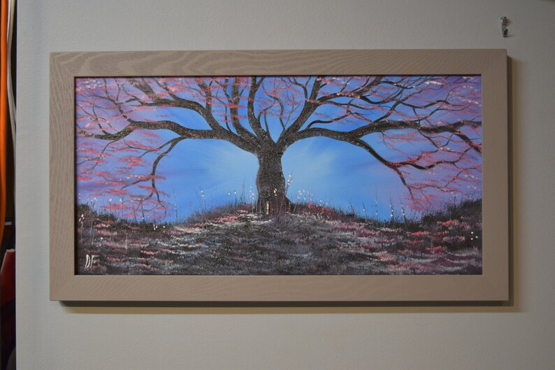 K&ouml;nnte beinhalten: Ein Gem&auml;lde eines gro&szlig;en, silhouettenartigen Baumes mit rosa Bl&uuml;ten vor einem blauen Himmel. Der Baum steht auf einem H&uuml;gel mit einer Wiese mit Gras und Blumen im Vordergrund.