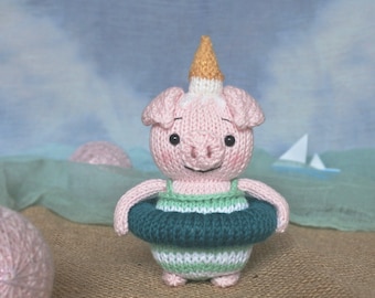 Gestricktes Spielzeug Schwein, Mini-Plüschtier Schweinchen, einzigartiges Kindergeschenk, Sommerthemadekor, Schwein mit Schwimmgürtel am Strand fertig