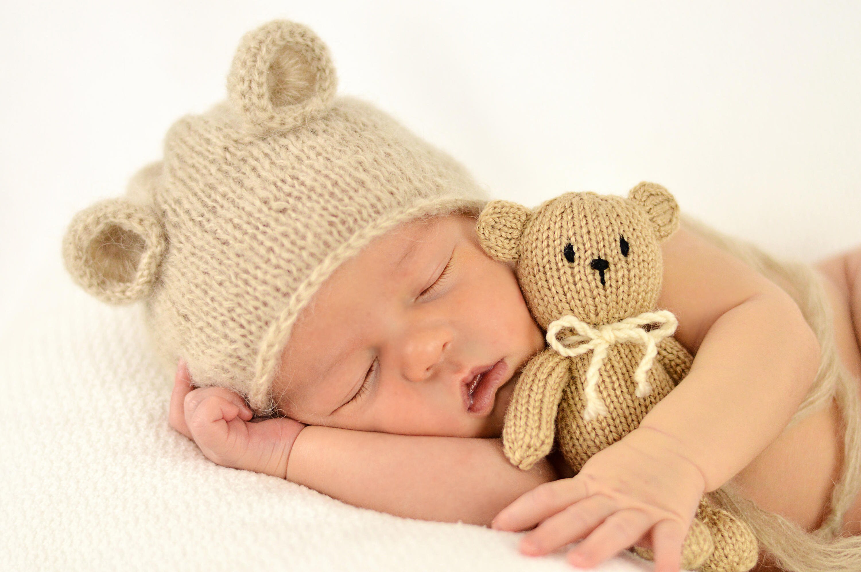 Kleiner Spielzeugbär, perfektes Neugeborenen- oder Babypartygeschenk, erhältlich in 4 Pastellfarben, vollständig anpassbar