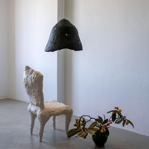 Grande lampada a sospensione in cartapesta, Lampada da soffitto Calice di un fiore, Lampada brutalista nera