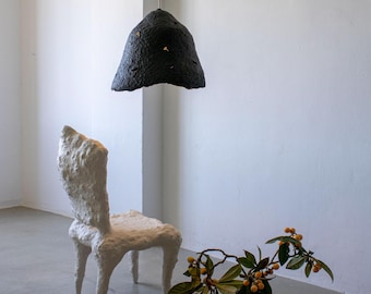 Lámpara colgante grande de papel maché, Lámpara de techo Cáliz de una flor, Lámpara brutalista negra