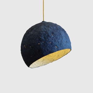 Lampada a sospensione di cartapesta Pluto,  lampada, cartapesta, lampadario, lampada sospensione, lampada di carta, lampada industriale, blu