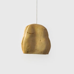 Hanglamp Peonia, unieke lamp van papier-maché, sculpturale lamp in Franse Ugier-kleur