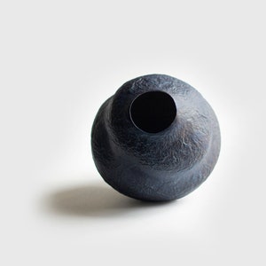 Vaso scultoreo per fiori, vaso in cartapesta blu di Prussia