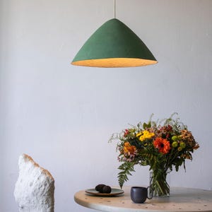 Lampada a sospensione per isola cucina Conica grande, illuminazione cucina in cartapesta
