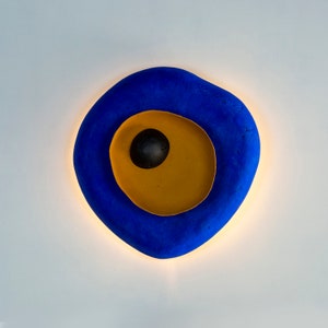Lampada da parete in cartapesta, luce di forma organica - blu oltremare
