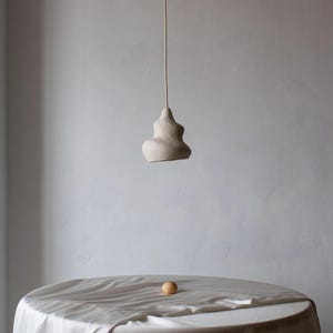 Piccola lampada a sospensione in cartapesta bianca - perfetta per interni moderni "Afrodita"