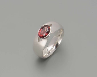 Ring aus Silber mit Granat