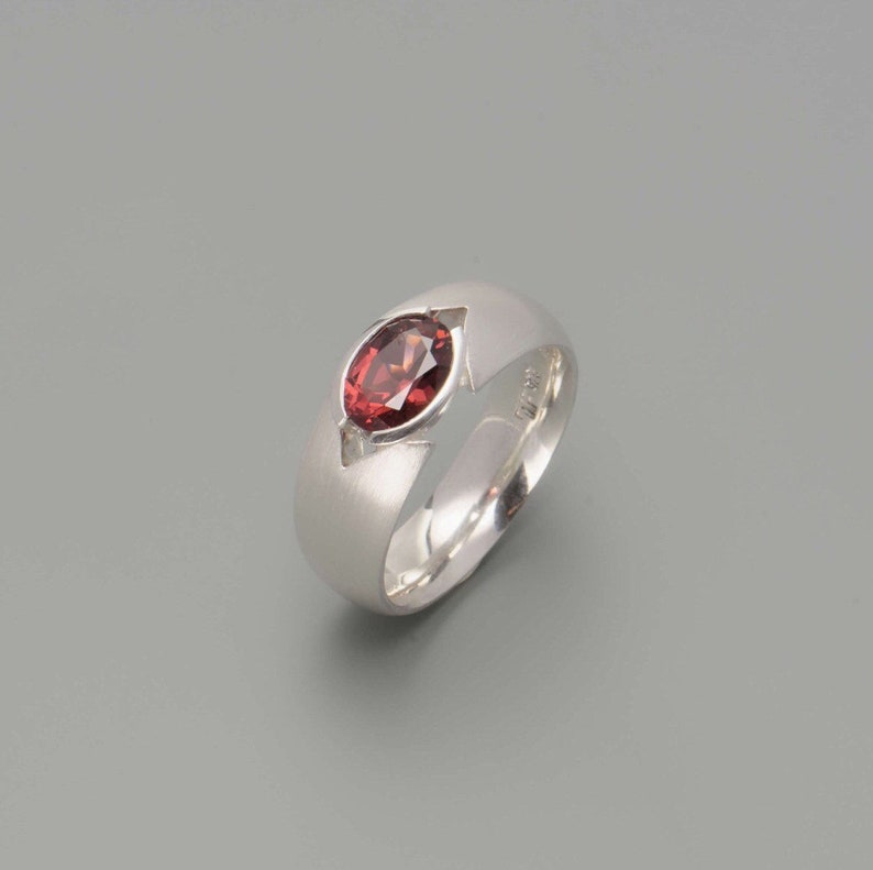 Ring aus Silber mit Granat Bild 1
