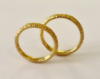Wedding rings with yellow gold structure