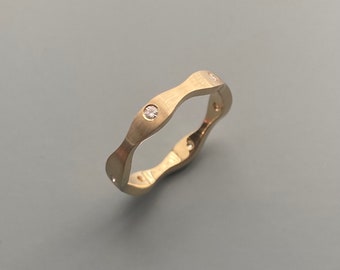 Wave ring with diamonds