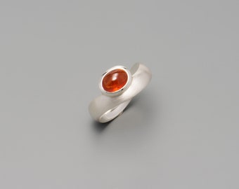 Bague ondulée en argent avec grenat mandarin