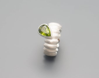 Silberring mit Peridottropfen