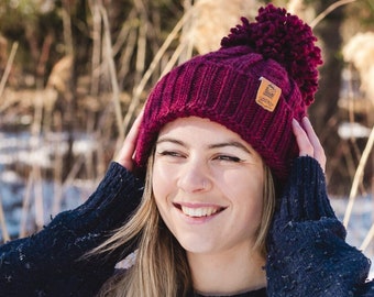 Bonnet à pompon Wanderer Pom en bordeaux ~ bonnet en laine, bonnet à pompon, bonnet d'hiver, bonnet, unisexe, chapeaux pour hommes, chapeaux pour femmes, bonnet en tricot bordeaux