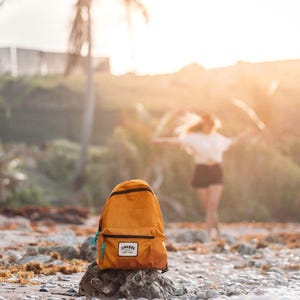 Le sac à dos classique recyclé moutarde ~ sac d'université, sac d'école, sac à dos, sac de voyage, sac pour homme, sac pour femme, sac de cabine, sac pour ordinateur portable