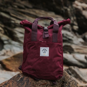 Der Recycled Roll-Top Rucksack für jeden Tag in Bordeaux ~ Collegetasche, Schultasche, Rucksack, Reisetasche, Herrentasche, Damentasche