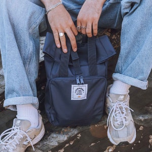 Le mini sac à dos recyclé bleu marine ~ sac d'université, sac d'école, sac à dos, sac de voyage, sac pour homme, sac pour femme, sac de cabine