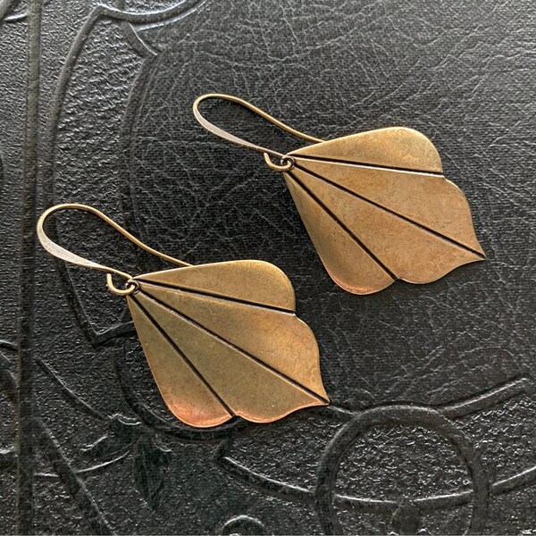 VINTAGE FAN SHAPE PLEATED LEAF ENAMEL HOOP EARRINGS main image 0