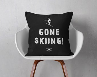 Cojín o funda de cojín decorativo de esquí negro "Gone Skiing", decoración de esquí para el hogar, decoración de invierno, regalos de esquí, cojines de esquí, artículos de esquí, decoración de chalets de esquí