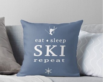 Almohada o funda de esquí Eat Sleep Ski Repeat, decoración del hogar, azul jeans, decoración de esquí, almohada o funda, decoración de invierno, decoración de cabañas de esquí