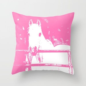 White Horse Bubblegum Pink, cuscino o copricuscino per la casa, bianco, decorazioni con animali, design d'interni, decorazioni per bambini, vita di campagna, Equastrian