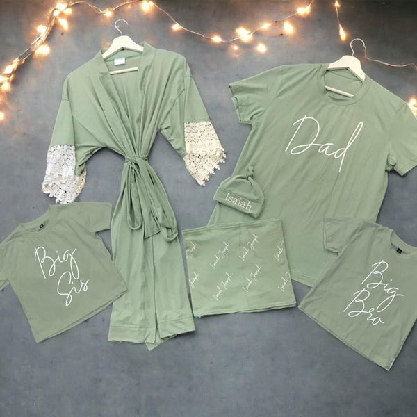 Camisas combinando verde-sálvia para a família: robe de maternidade, cobertor e chapéu personalizados