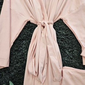 Ensemble peignoir de maternité et langes assortis pour fille avec couverture pour bébé et chemise pour papa. Rose poudré, doux et extensible. image 8