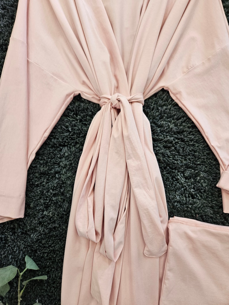 Ensemble peignoir de maternité et langes assortis pour fille avec couverture pour bébé et chemise pour papa. Rose poudré, doux et extensible. image 8