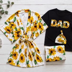 Conjunto para a saída da maternidade com vestido de gestante e camisa combinando para o pai. Presente ideal para chá de bebê. Estampa de girassol.