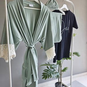 Conjunto de bata y manta de maternidad para niño Conjuntos para mamá e hija Conjunto de bata y manta Bata de hospital y manta a juego. Regalo para baby shower. Color salvia.