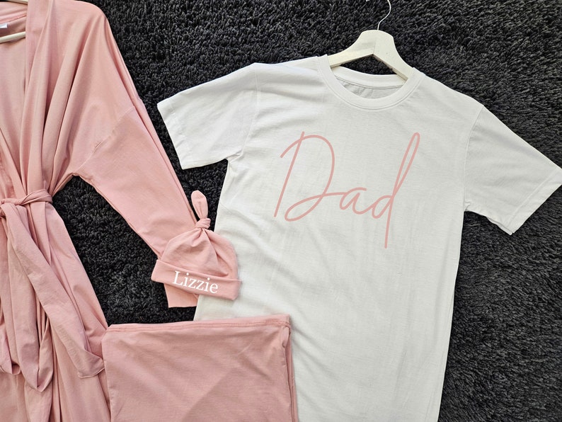 Ensemble peignoir de maternité et langes assortis pour fille avec couverture pour bébé et chemise pour papa. Rose poudré, doux et extensible. DAD Shirt only