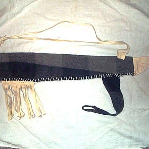 原始的な射手、ウールの矢筒、長さ 26 インチ