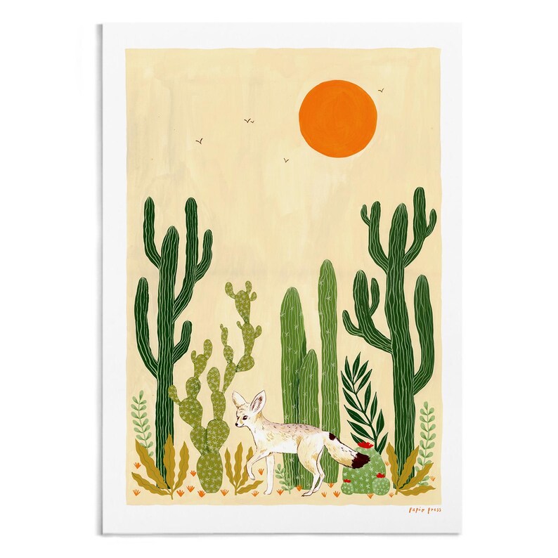 Pode incluir: Uma ilustra&ccedil;&atilde;o digital de uma raposa fennec caminhando por uma paisagem des&eacute;rtica com cactos altos e um grande sol laranja no c&eacute;u. A raposa &eacute; branca com orelhas grandes e a ponta da cauda vermelha. O fundo &eacute; de cor bege claro.